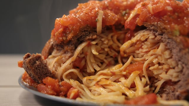 Abartmayı Sevenlere: Makarnalı Dev Köfte
