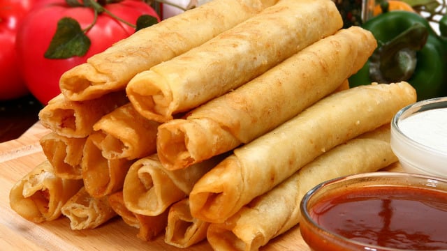 Adeta Meksikalı: Tavuklu Tortilla Böreği