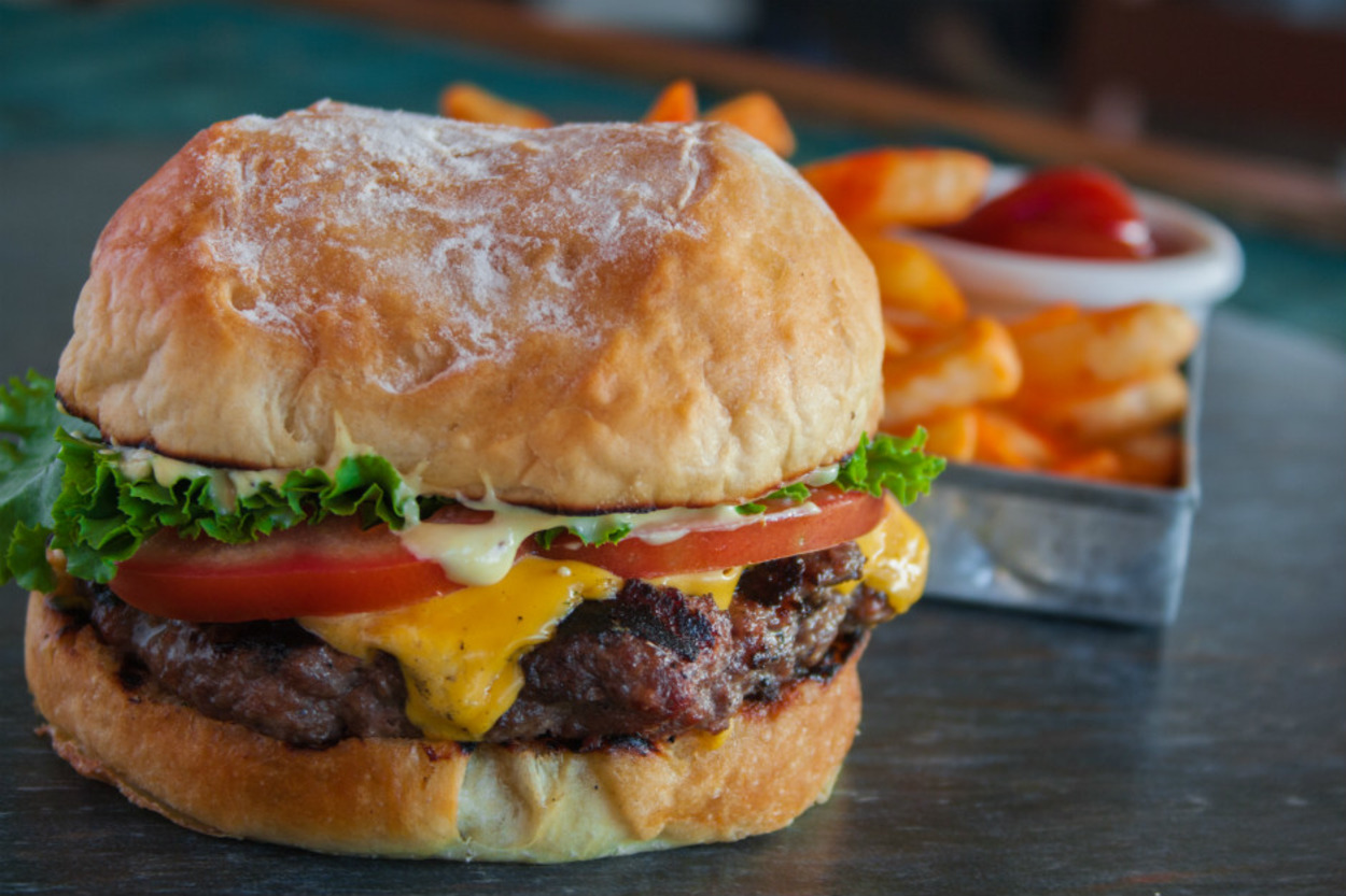 Ekmeğini Sen Seç: Sucuk Köfteli Burger
