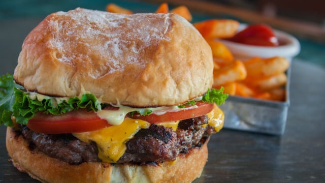 Ekmeğini Sen Seç: Sucuk Köfteli Burger