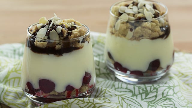 Bisküvili Puding de Derler: Vişneli Bardak Tatlısı