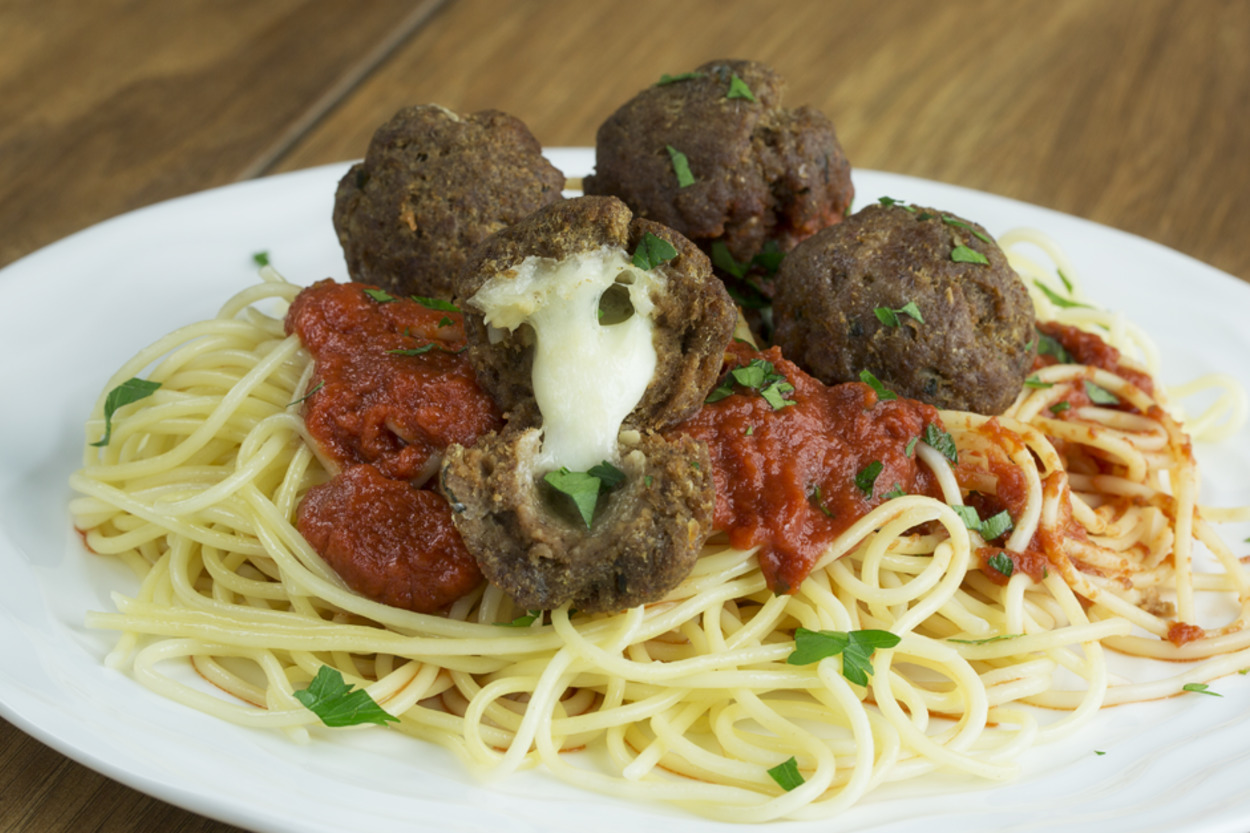 Makarnası Sizden: Mozzarella Dolgulu Köfte