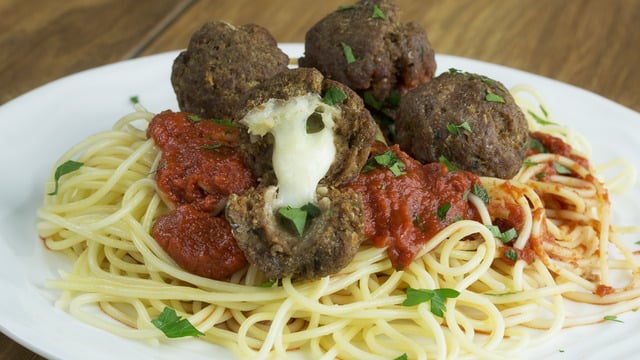 Makarnası Sizden: Mozzarella Dolgulu Köfte