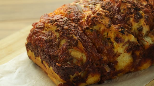 İçine Kapanık: Kıymalı Kaşarlı Baton Ekmek