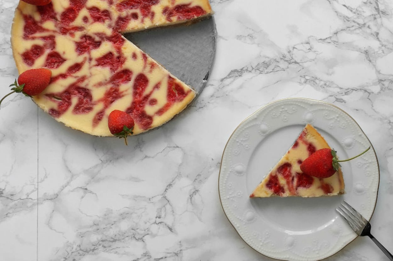 Bu Kıvam Bir Harika: Çilekli İnce Cheesecake