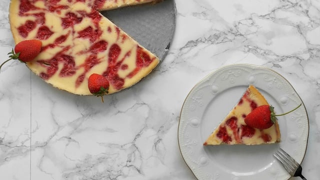 Bu Kıvam Bir Harika: Çilekli İnce Cheesecake
