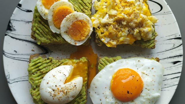 Tok Tutacak: Dört Yumurtalı Avokado Dilimleri