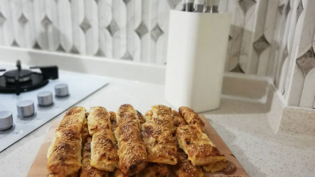 Nar Gibi Kızarmış: Kolay Patatesli Börek