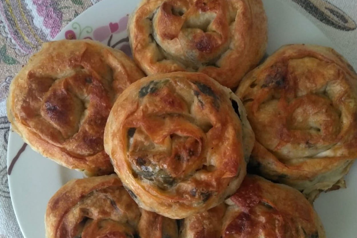 Ispanaklı: Sodalı Gül Böreği