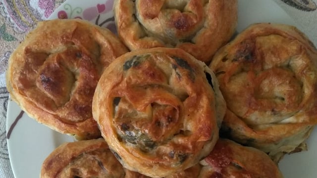 Ispanaklı: Sodalı Gül Böreği