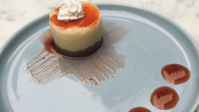 Yalancı Cheesecake: Kolay İrmik Muhallebisi