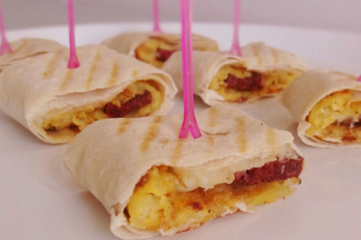Zaman Kazandırır: Patates Omletli Sucuklu Lavaş Sarma
