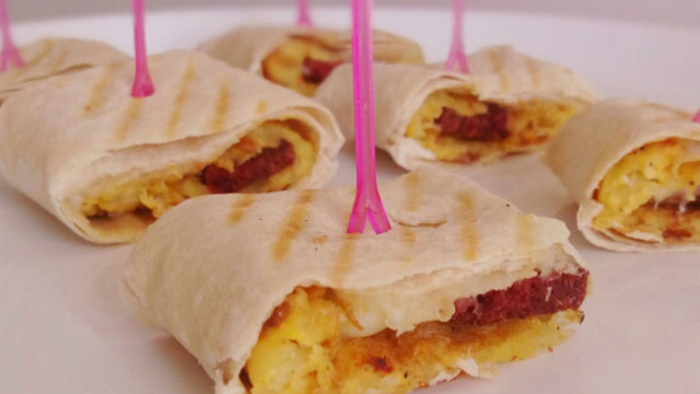 Zaman Kazandırır: Patates Omletli Sucuklu Lavaş Sarma