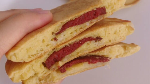 Kahvaltıya Yapmalık: Sucuklu Kaşarlı Tuzlu Pancake