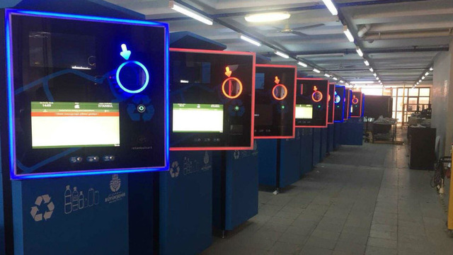 Pet Şişeleri Attığınızda İstanbulkart'a Bakiye Yükleyen Geri Dönüşüm Makineleri