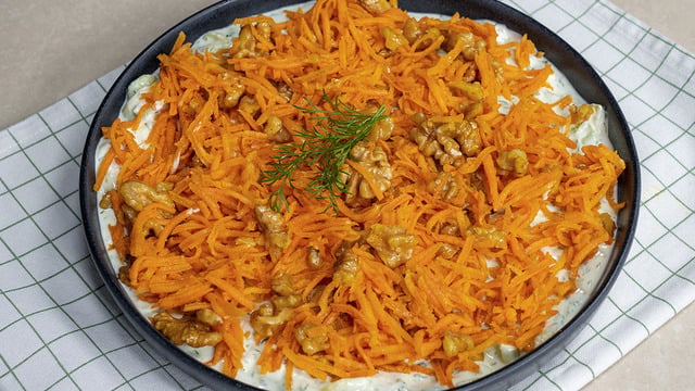 Çok Pratik: Yoğurtlu Havuç ve Kabak Salatası