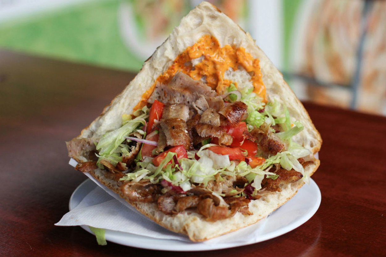 Her Yıl Aynı Gün Döner Yemek İçin Buluşan İki İmkansız Aşık: Esma ve Peter