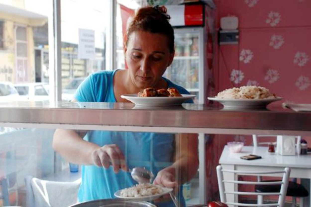Öğrencilere ve Yaşlılara Bedava Yemek Veren 3 Çocuk Annesi Lokanta Sahibi Kadın