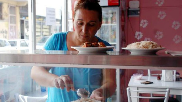 Öğrencilere ve Yaşlılara Bedava Yemek Veren 3 Çocuk Annesi Lokanta Sahibi Kadın
