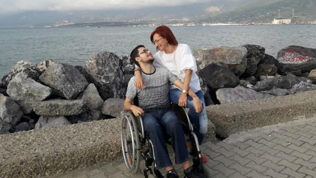 Sevdiği Kız İçin Engelli Kalan Oğluna Bakabilmek İçin Yaptığı Yemekleri Satan Gaye Anne