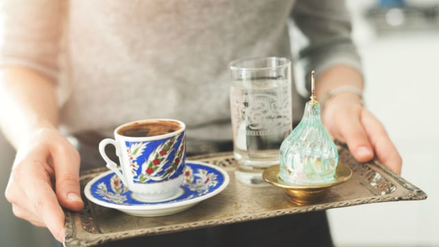 Hiç Merak Ettiniz mi: Türk Kahvesinin Yanında Neden Su İkram Edilir?