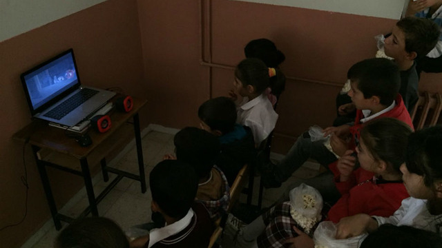 Öğrencilerine Mısır Patlatıp Bilet Hazırlayarak Sınıfı Sinemaya Dönüştüren Oğuzcan Öğretmen