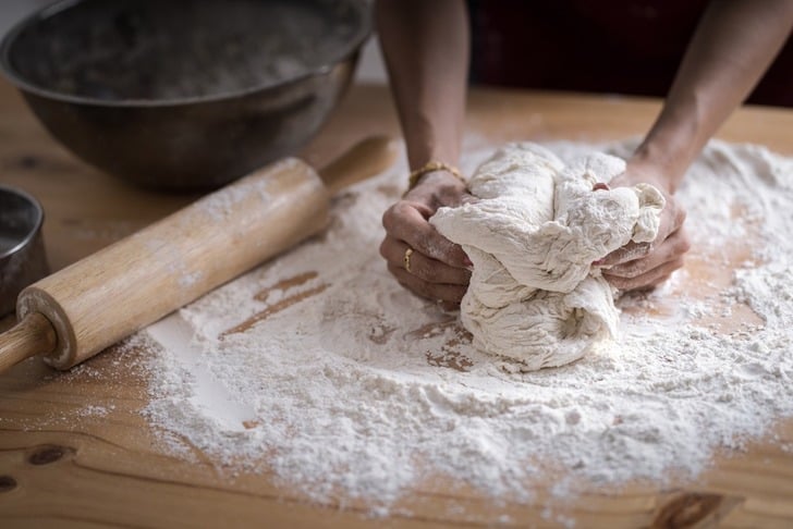 Ele yapışmayan hamur