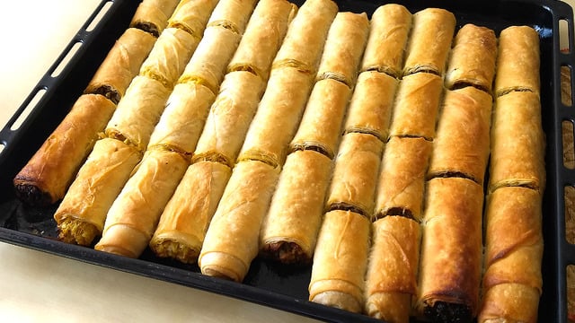 Baklava Yufkasıyla: Sütsüz Sodalı Börek