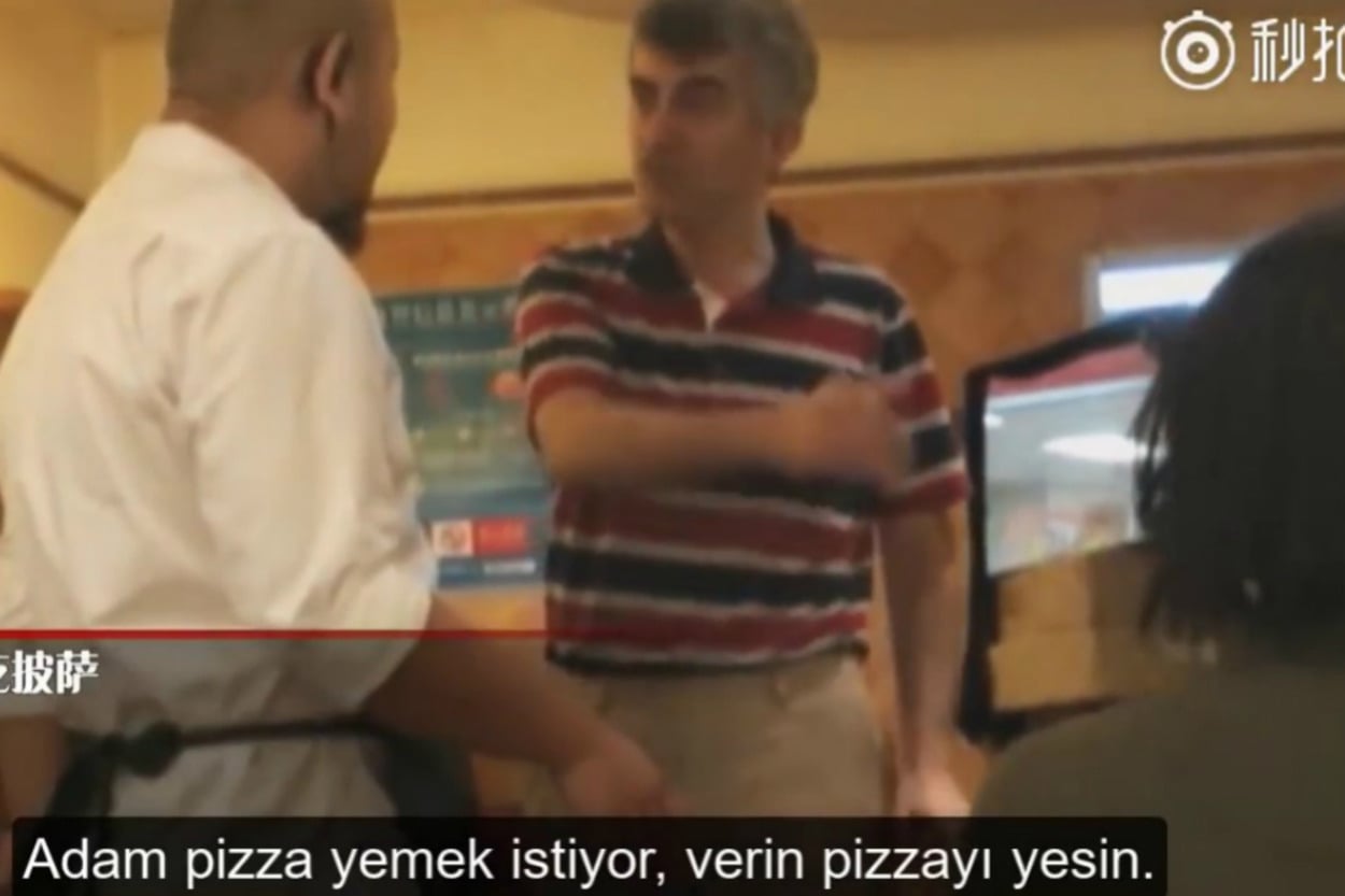 Çin'de Restorandan Kovulan Evsize Sahip Çıkarak Dünyaya İnsanlık Dersi Veren Türk