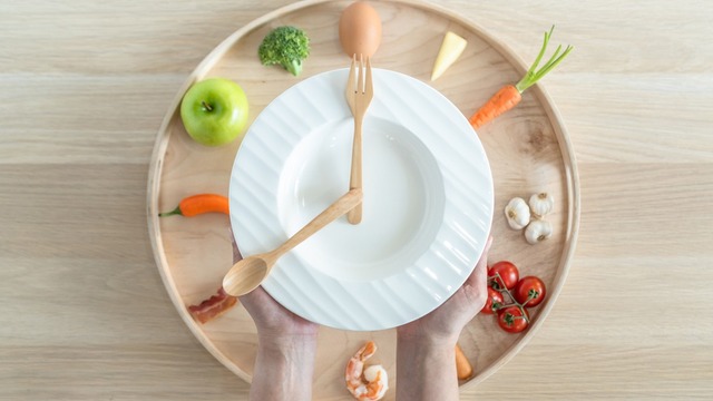 Yediklerinizi Değil Yediğiniz Süreyi Kısıtlayıp 3 Haftada 15 Kilo Verdiren Diyet: 8 Saat Diyeti