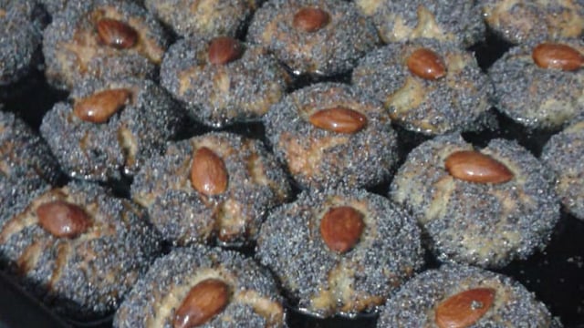 Bol Haşhaşlı: Ballı Badem Tatlısı