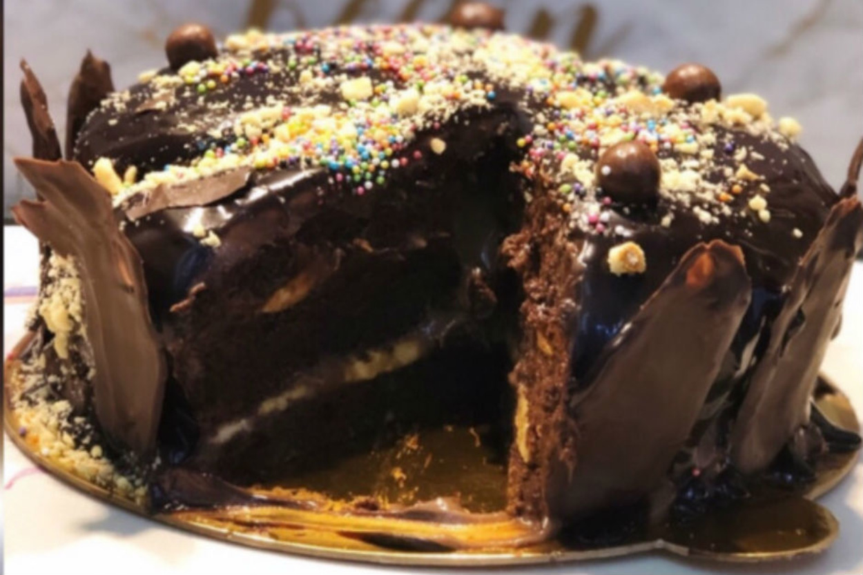Doğum Günün Olsun İstersin: Çikolata Fındık Kaplı Pasta