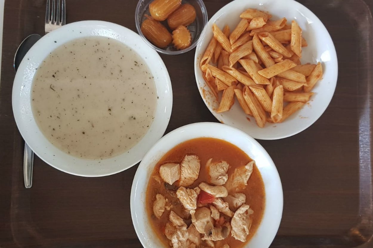 Üniversitelerin Yemekhanelerinde Öğrenciler Sıradan Bir Günde Neler Yiyor?