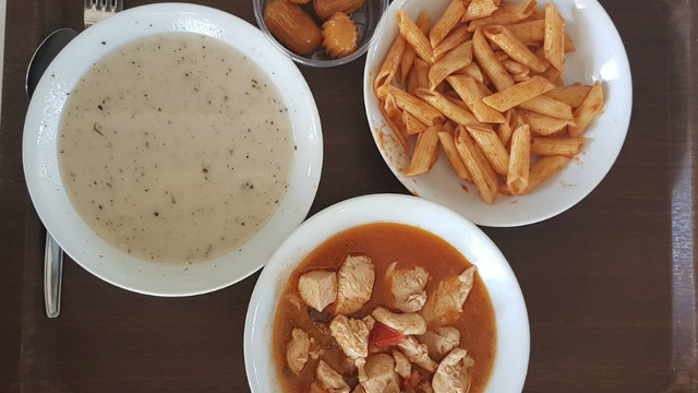 Üniversitelerin Yemekhanelerinde Öğrenciler Sıradan Bir Günde Neler Yiyor?