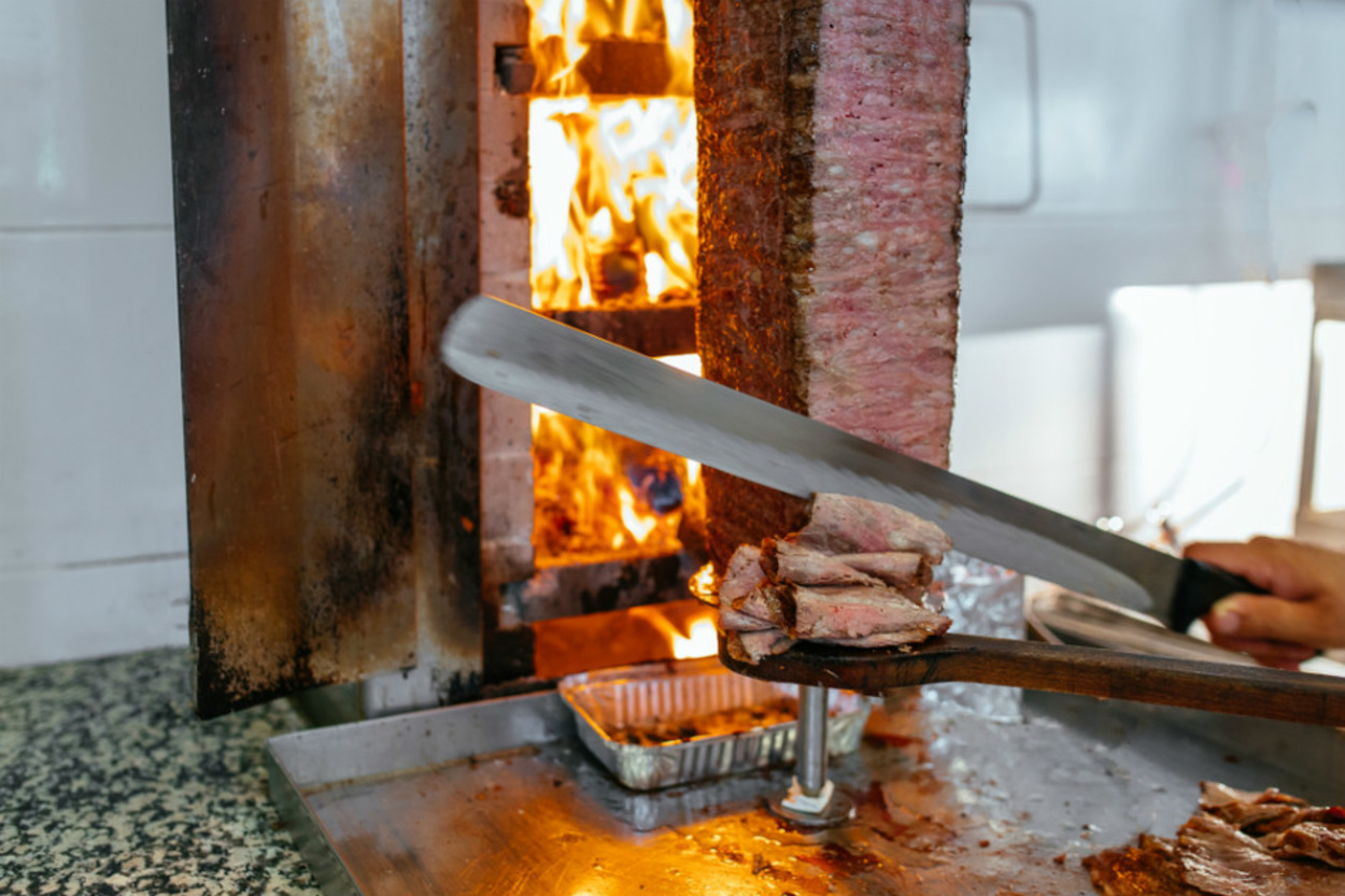 Tartışma Çıkaran "Döner Kebap Bursa'dan Yıllar Önce İzmir'de Yapılıyordu" İddiası