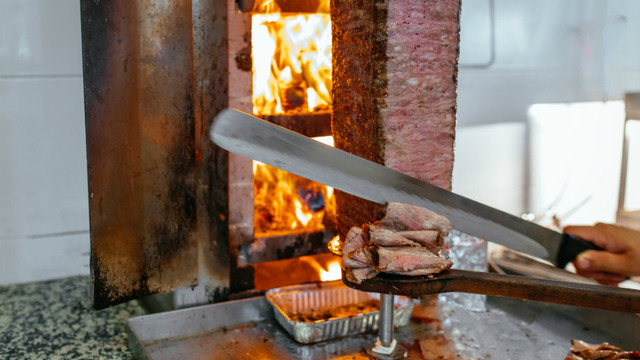Tartışma Çıkaran "Döner Kebap Bursa'dan Yıllar Önce İzmir'de Yapılıyordu" İddiası