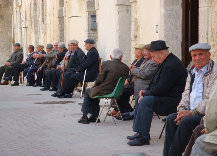 http://www.italymagazine.com/sites/default/files/feature-story/leader/anziani-al-sole-2.jpg | Italymagazine