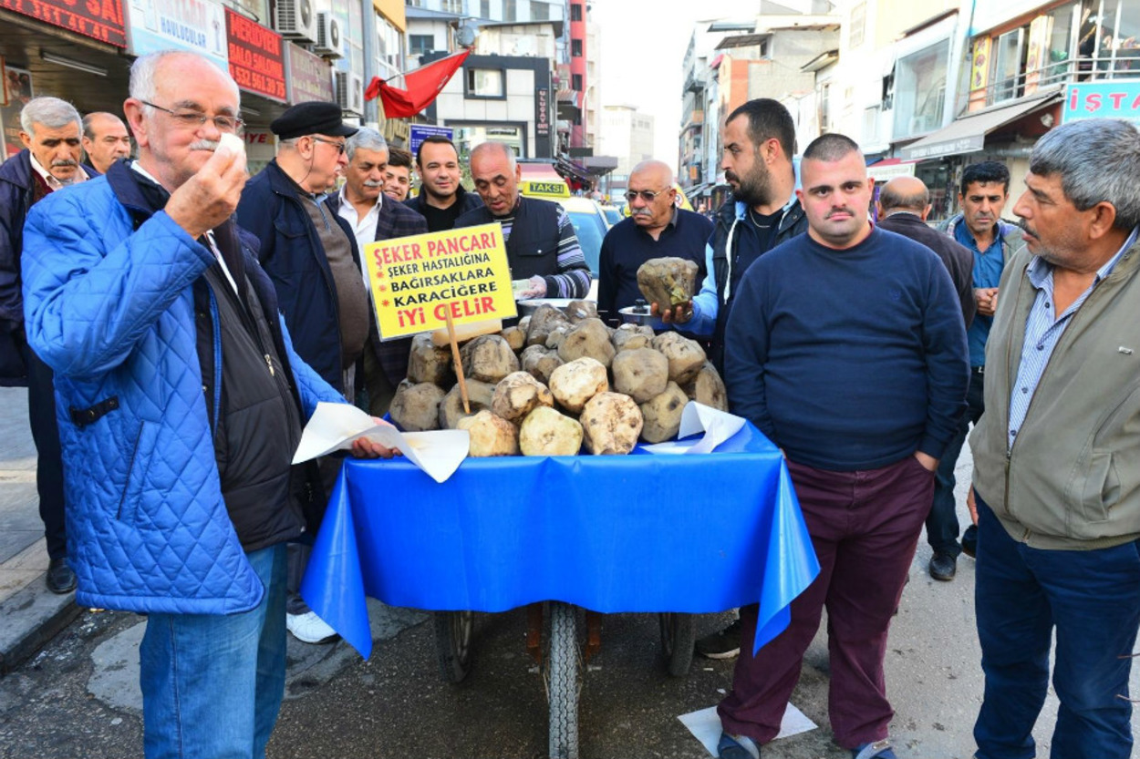 Tarlada Para Etmeyen Şeker Pancarlarını Kilosu 5 Liradan Satmayı Başaran Seyyar Satıcı