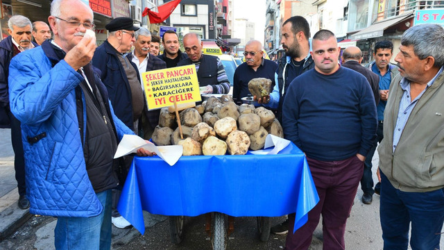 Tarlada Para Etmeyen Şeker Pancarlarını Kilosu 5 Liradan Satmayı Başaran Seyyar Satıcı