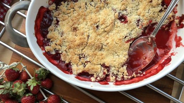 Oldukça Kolay Hazırlanan: Çilekli Crumble