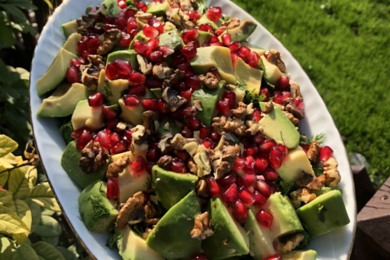 Herkes Çok Sevecek: Narlı Avokado Salatası