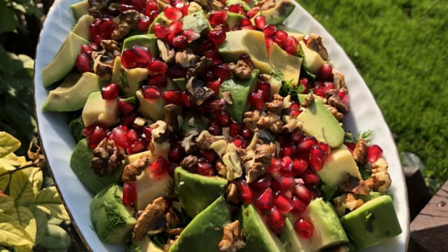 Herkes Çok Sevecek: Narlı Avokado Salatası
