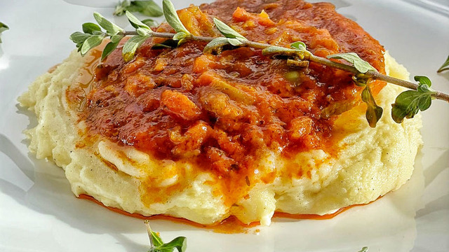 Daha Ne Olsun: Patates Püresi Eşliğinde Domates Soslu Biftek