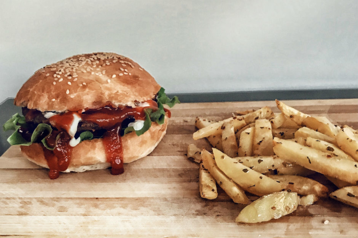 Evde Yapıyoruz: Hamburger ve Fırında Patates Kızartması