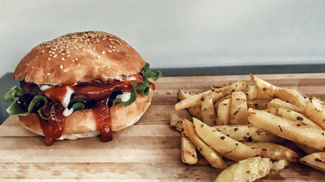 Evde Yapıyoruz: Hamburger ve Fırında Patates Kızartması