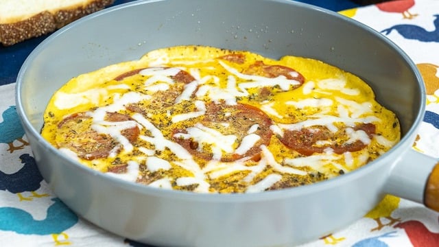 Taze Ekmekler Hazır: Domatesli Yumurta