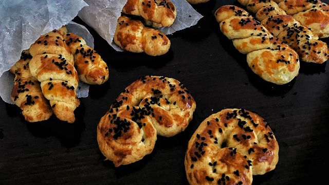 Tazeliği Baki: Mahlepli Tuzlu Kurabiye
