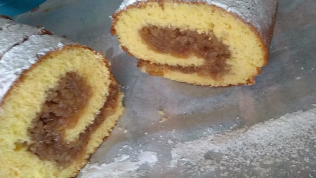 Kırılmadan Sarılır: Elmalı Rulo Pasta