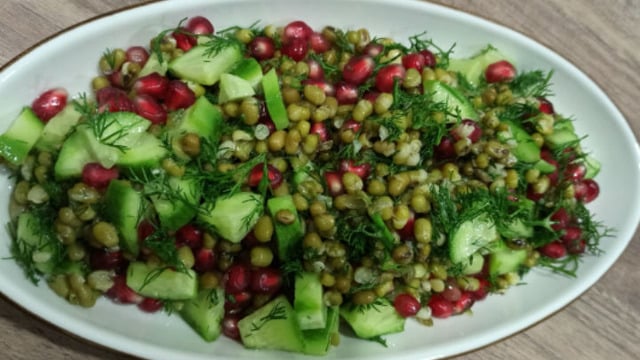 Tek Başına Doyurur: Maş Fasulyesi Salatası