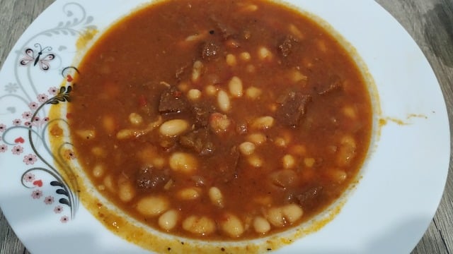 Mis Kokusuyla: Güveçte Sucuklu Kuru Fasulye
